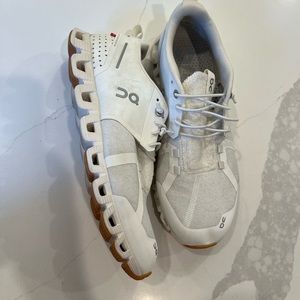Womens on cloud size 9 running shoes